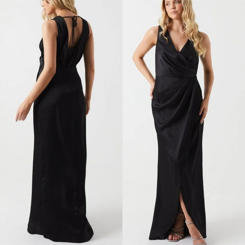 فساتين سهرة بسيطة من الساتان الأسود مخصصة رائعة على شكل حرف V بدون أكمام لحفلات العودة للوطن فساتين مثيرة للمناسبات الخاصة
