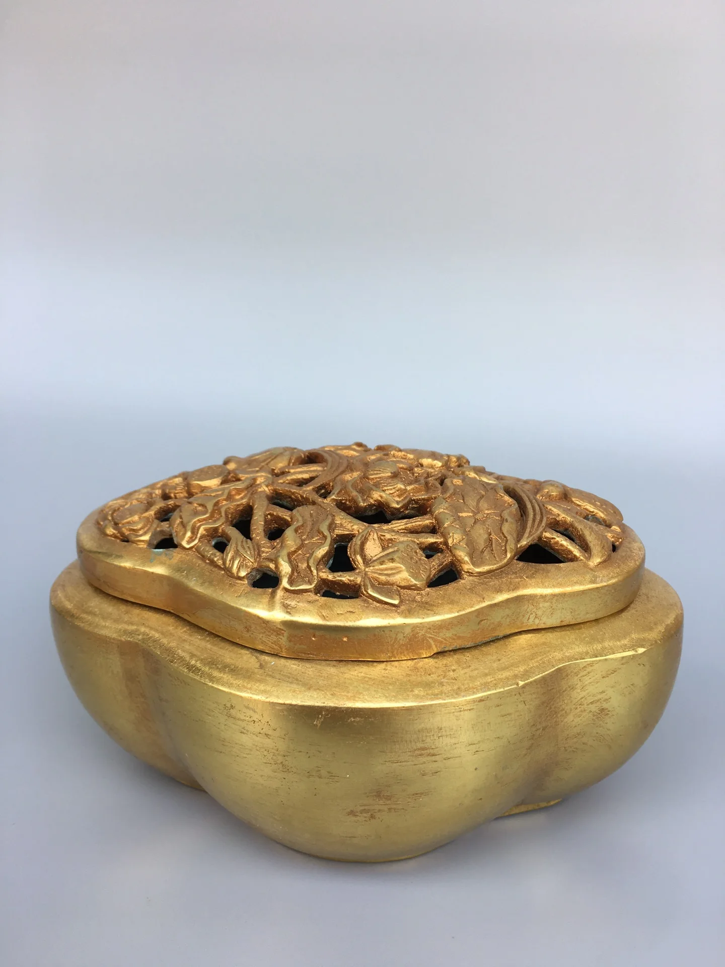 Un quemador de incienso de bronce finamente elaborado con detalles dorados, muestra carteles de edad y pátina. Envío gratis