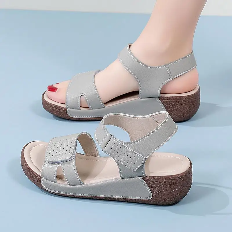 Zapatillas Mom de cuero genuino para mujer, sandalias de fondo plano para personas de mediana edad y ancianos, ropa exterior de verano, novedad de 2024