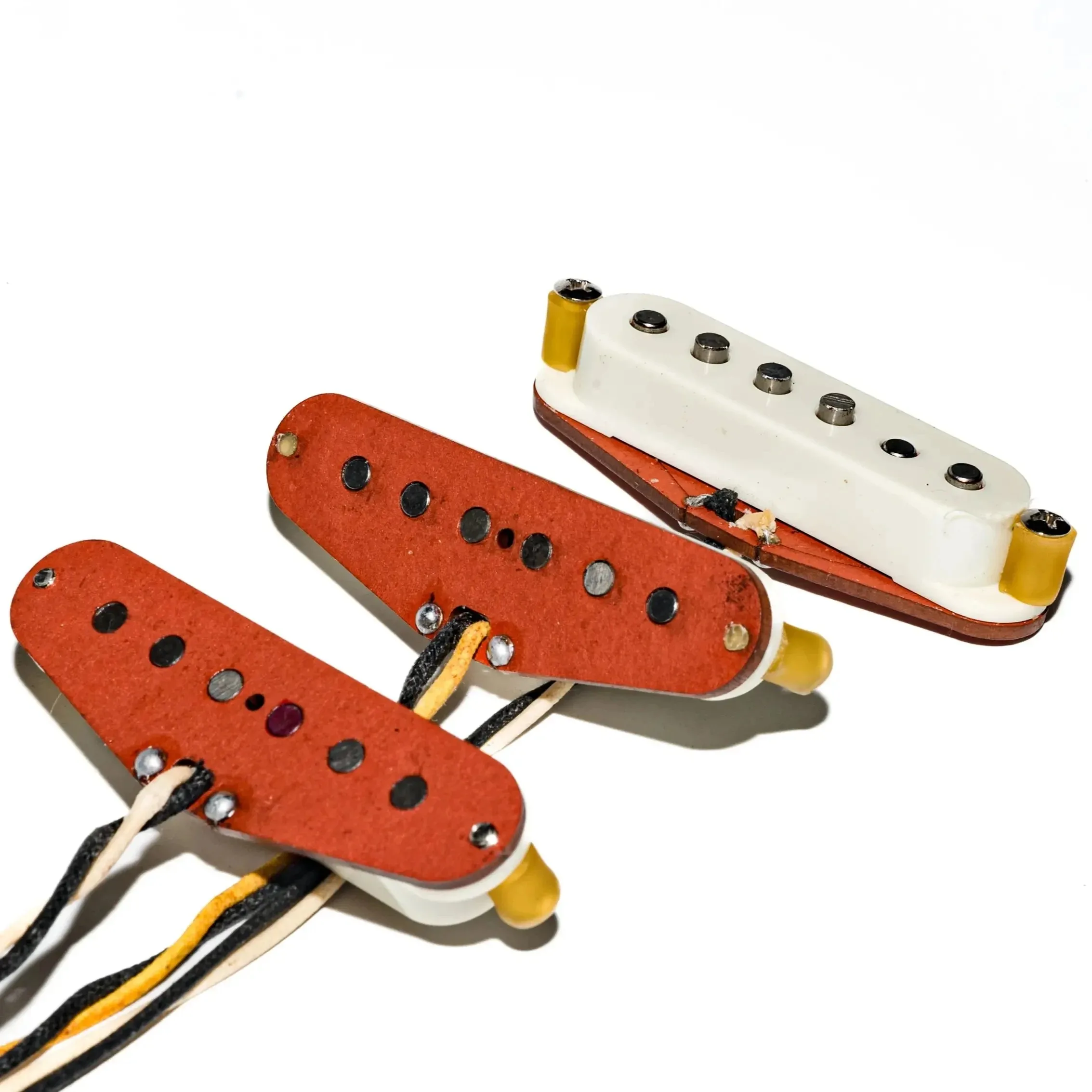 Ensemble de micros à bobine unique ST Style Vintage '57 pour Stratocaster-micros de guitare électrique SSS faits à la main avec panneau de fibres rouge (1 jeu)