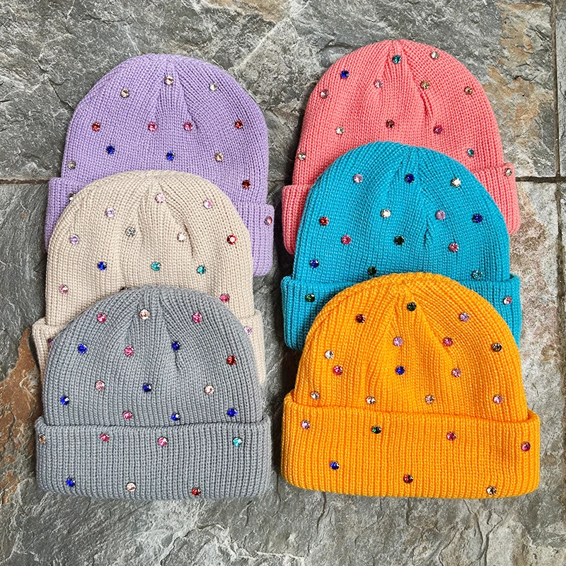 Glitzernde Strickmütze für Damen – Weiche Wintermütze mit bunten Strasssteinen für Herbst und Winter – Detail 1