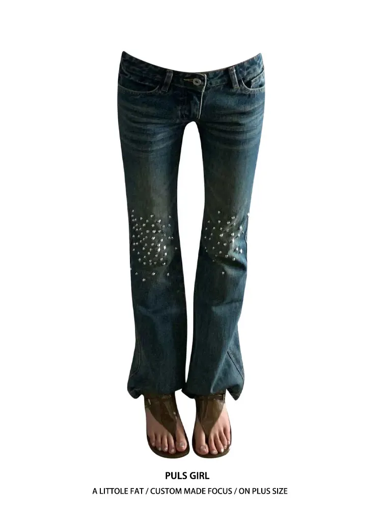 

Женские джинсы больших размеров в американском ретро-стиле, с эффектом потертости, с заклепками на коленях, микро-клеш, из денима, новинка 2026 года, модель Spicy Slim, длинные брюки