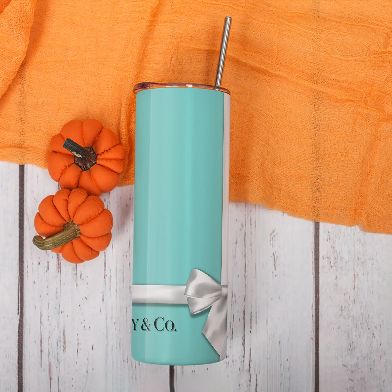 Y&Co. بهلوان معزول سعة 20 أونصة مع غطاء وقش من الفولاذ المقاوم للصدأ، تصميم فيونكة فضية باللون الأزرق المائي، جدار مزدوج معزول للفراغ