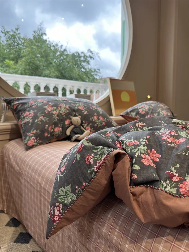 

Black retro pastoral flower rose plaid four-piece cotton dormitory quilt cover