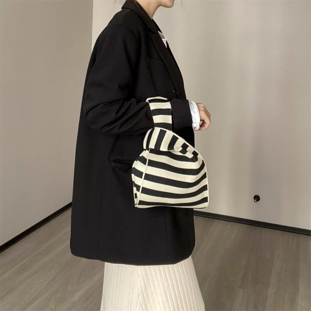 Bolso de mano de punto para mujer, bolsa de mano de algodón con diseño de rayas y lunares minimalistas, con nudo, para la muñeca