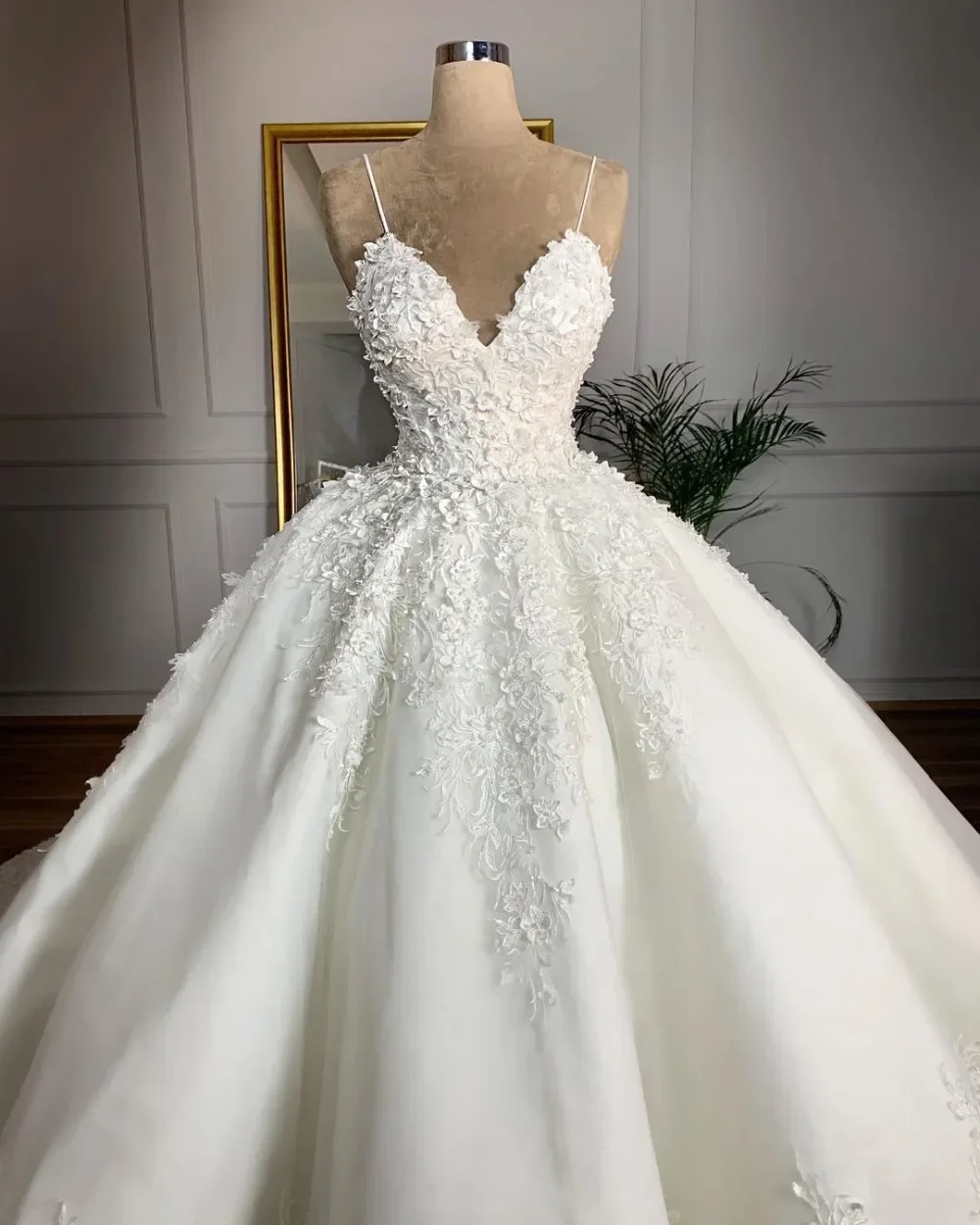 Maßgeschneiderte Brautkleider mit Spaghettiträgern und Herzausschnitt, Spitzenapplikationen, schulterfreies Brautkleid, glitzernde Prinzessinnen-Ballkleider