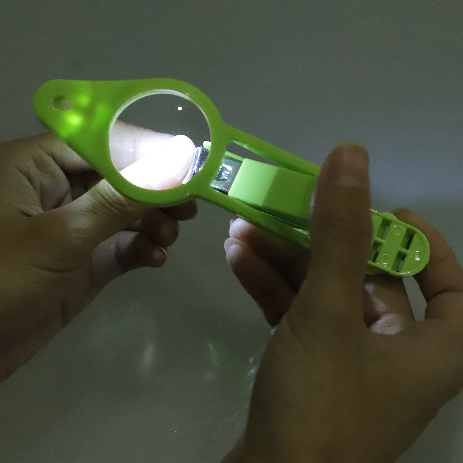 ماكينة تشذيب أظافر الأطفال حديثي الولادة مع عدسة مكبرة بإضاءة LED، ماكينة قص أظافر مدمجة آمنة وسهلة الاستخدام للرضع والأطفال الصغار والكبار #4