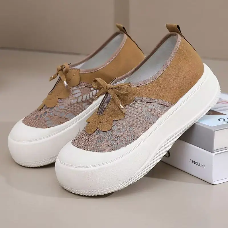 أحذية رياضية كاجوال نسائية صيفية جديدة شبكية نعل سميك غير قابلة للانزلاق قابلة للتنفس سهلة الارتداء خفيفة الوزن بمقدمة مستديرة أحذية خبز أحذية لوحية