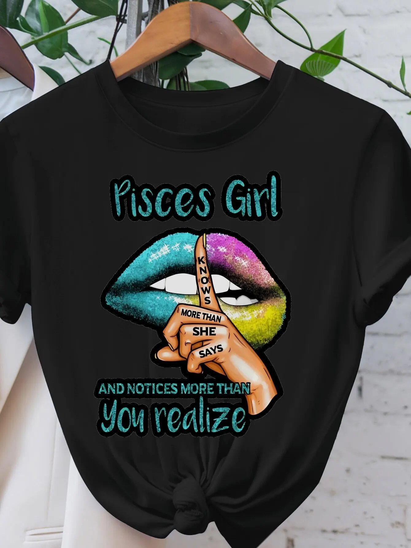 تي شيرت نسائي كاجوال بأكمام قصيرة - طباعة جرافيك الحوت الأسود مع شفاه بألوان مائية ورموز زودياك، رقبة دائرية مريحة