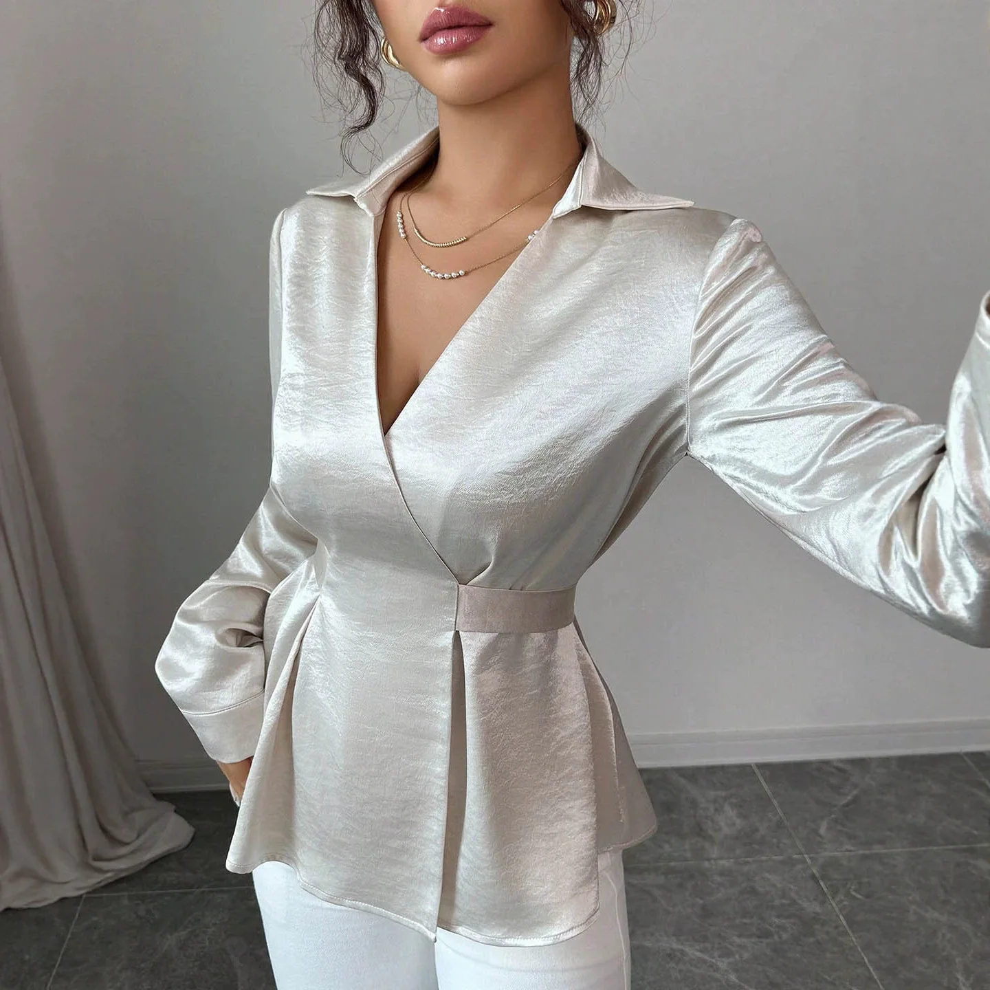 Elegant Lady Cloth Shirt With A [unk]shiny[unk] Acetate Satine Necklace Deep V-neck Tie Waist, Slimming Effect, And Long Keys