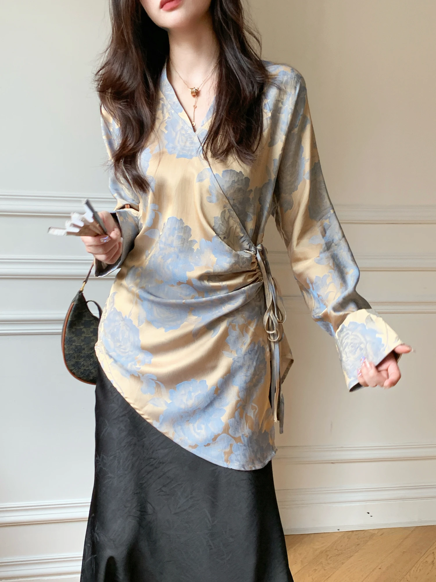 

Новинка осени 2024, китайский плиссированный топ Dr Flower Sle irt Long Sve, женский модный дышащий тонкий v-образный вырез средней длины