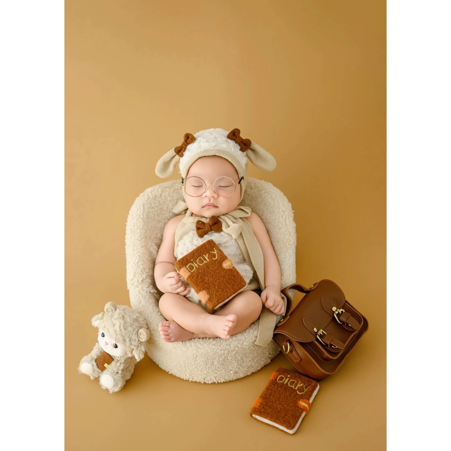 Newborn Photography Props Cute 2026 New Sheep Year Theme with Lamp Outfit School Bag Books Glasses Decor for Baby Photoshoot