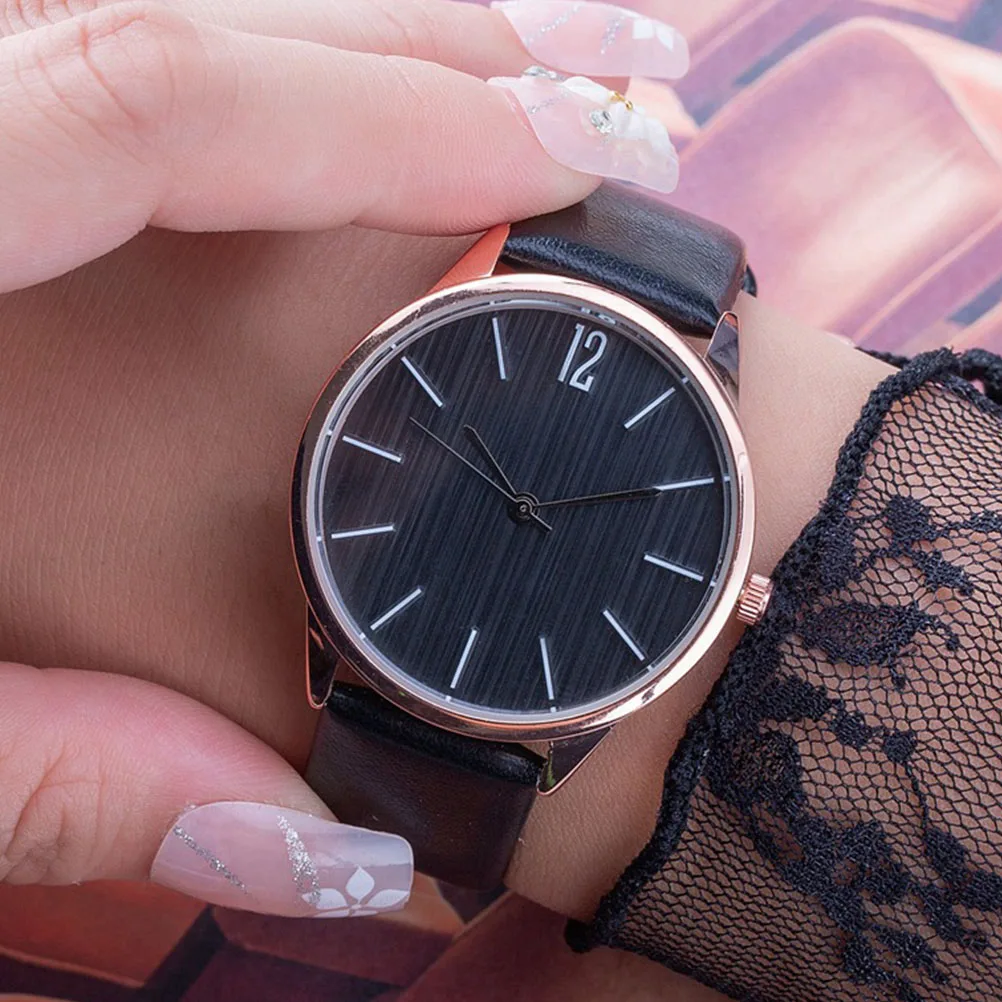ساعة يد نسائية كوارتز أنيقة بسوار من البولي يوريثان، تصميم مريح وخفيف الوزن مناسب لأي مناسبة للنساء