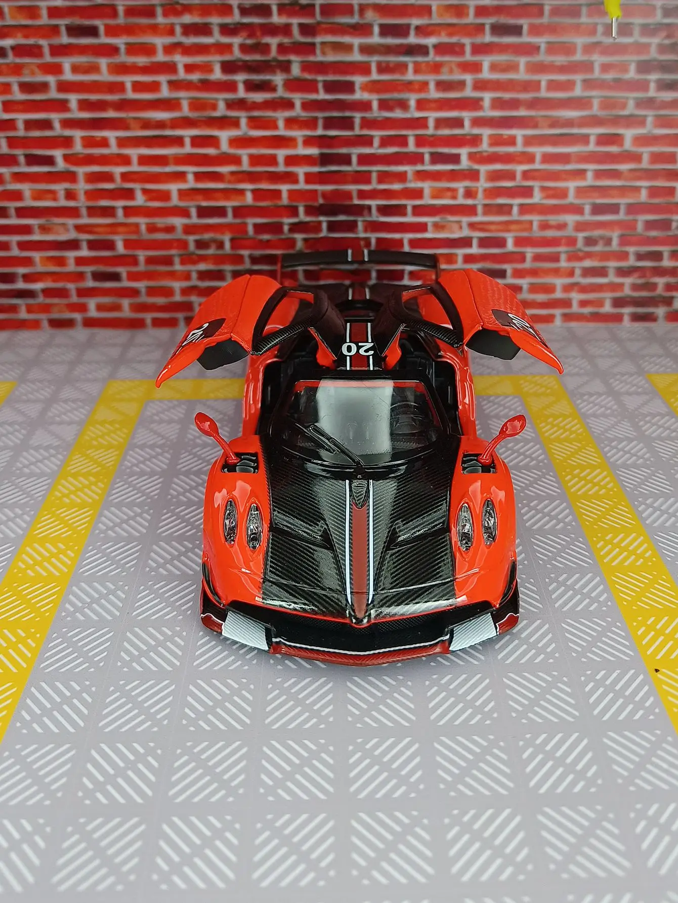 

CCA 1:32 Pagani alloy supercar model car doors on both sides that can be opened has sound and lighting functions, rich details