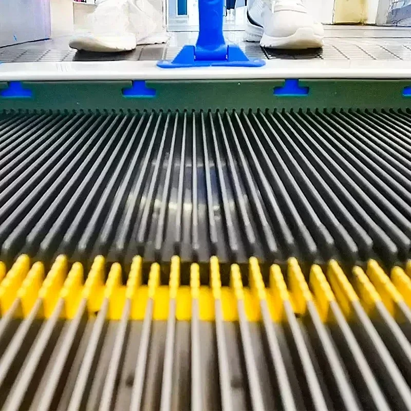 Escalator cleaning brush Metro escalator cleaning artifact Track escalator gap groove cleaning brush