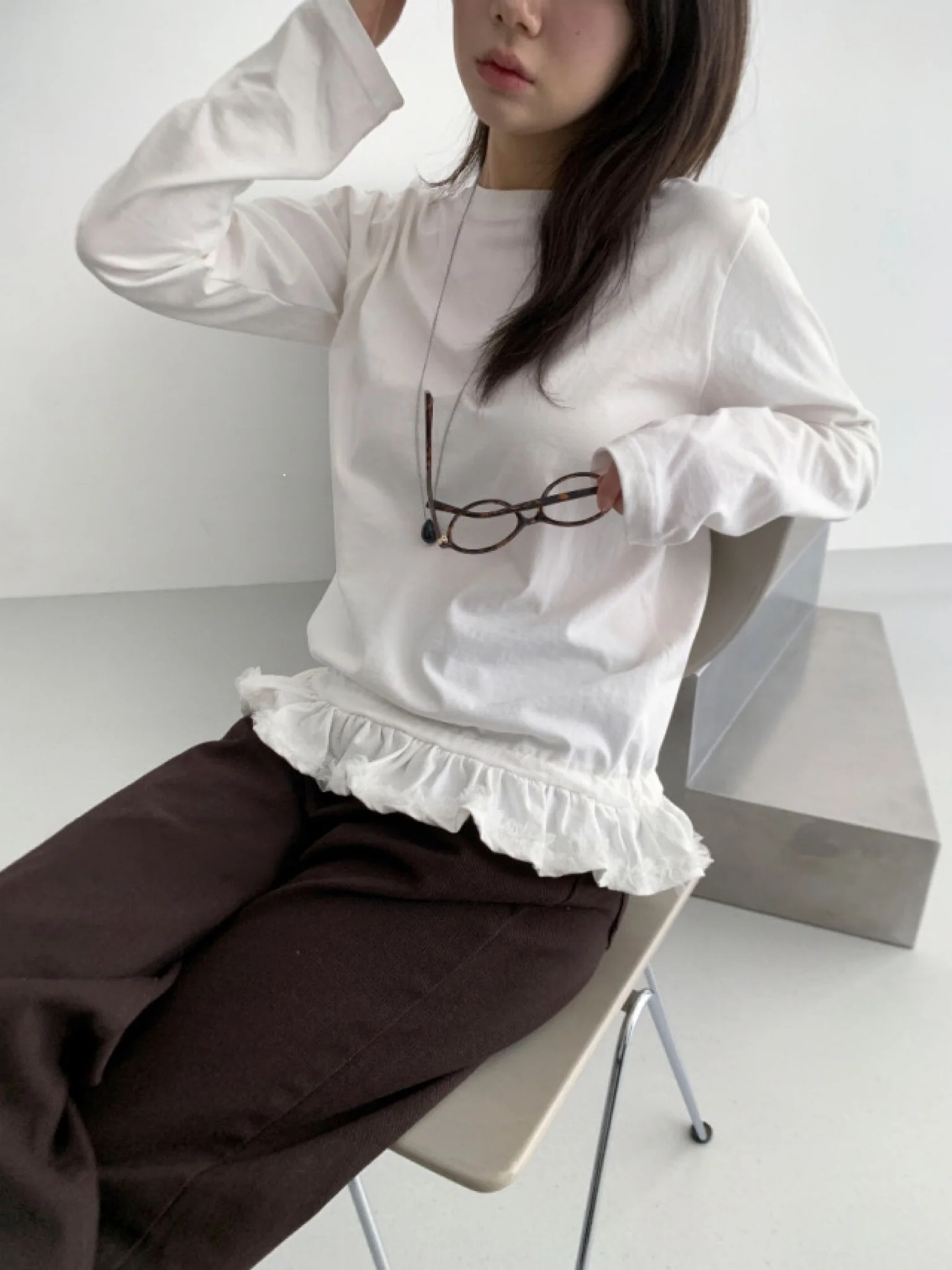 Długi T-shirt z koronkowym wykończeniem, swobodny, uniwersalny, bazowy top dla kobiet, okrągły dekolt, wkładany przez głowę, regularny krój, na lato.