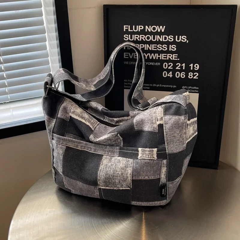 

2024 New Women's Canvas Zipper Checkered Color Contrasting Trendy Bag Casual Versatile Large Capacity Crossbody Bag Hot Selling