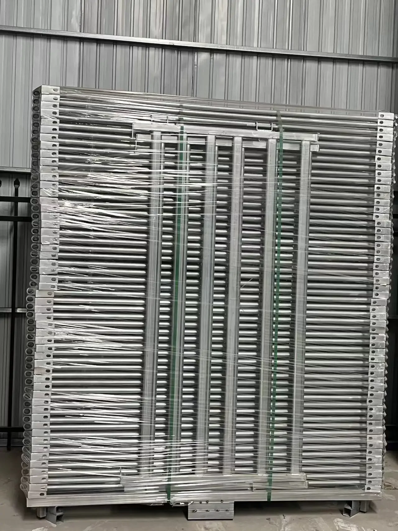 Pluma de ovejas de tubo galvanizado de inmersión en caliente para enrejado y puertas de cercado