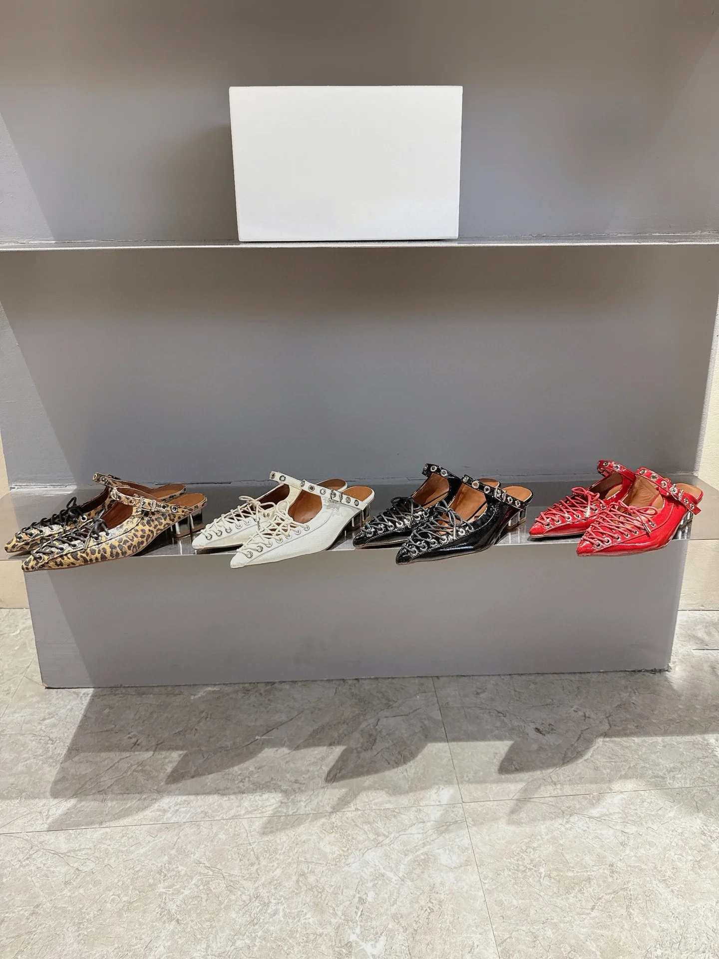 Spitze Sandalen mit Kreuzbindung und Metallschnalle für Frühling und Sommer, die Zehenkappen und Hausschuhe für Damen tragen