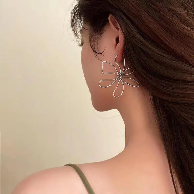 Fashion Hollow Out Flower Earrings For Women Minimalist Metal Lines Hoop Earrings Female Girl Daily Jewelry Accessories Gift