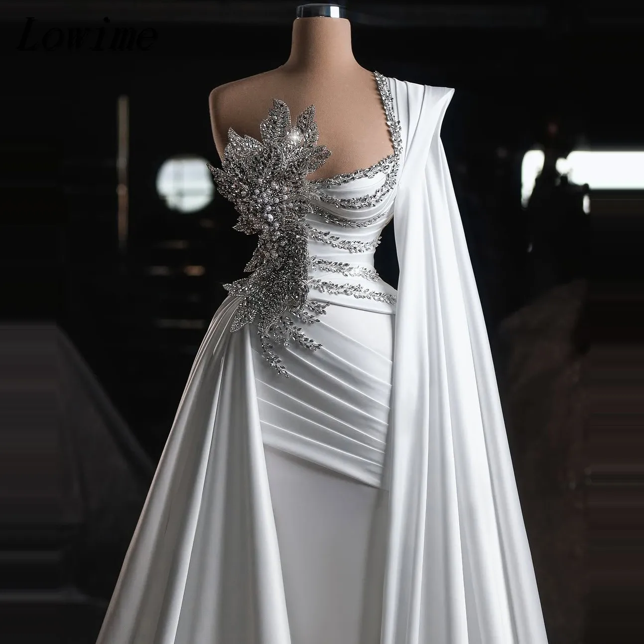 Abito da sposa bianco Dubai Manica a mantella Perle di lusso Abito da sposa a sirena di cristallo con strascico 3D Flora Abiti da Noiva 2024