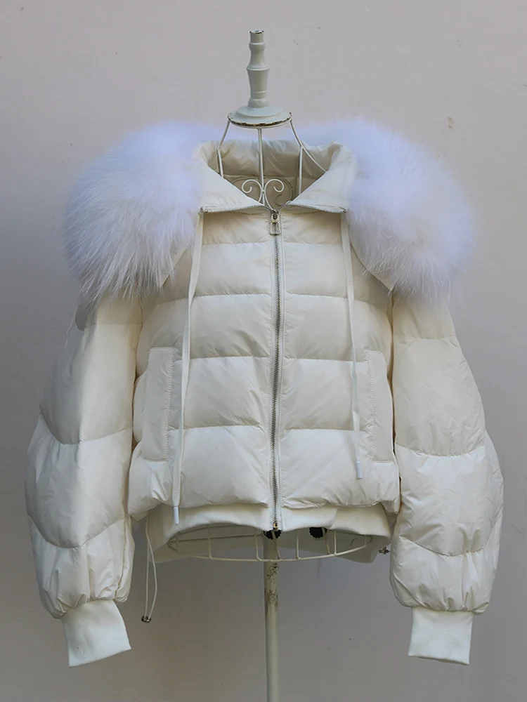 Hete Verkoop 2023 Winter Witte Eendendons Jas Voor Dames Korte Mode Jas Met Grote Natuurlijke Wasbeer Bontkraag Losse Bovenkleding