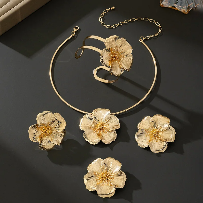 

Exaggerated Three-dimensional Pleated Metal Flower Choker Collar Bracelet for Women Personalized Flower Earring Ring Bangles