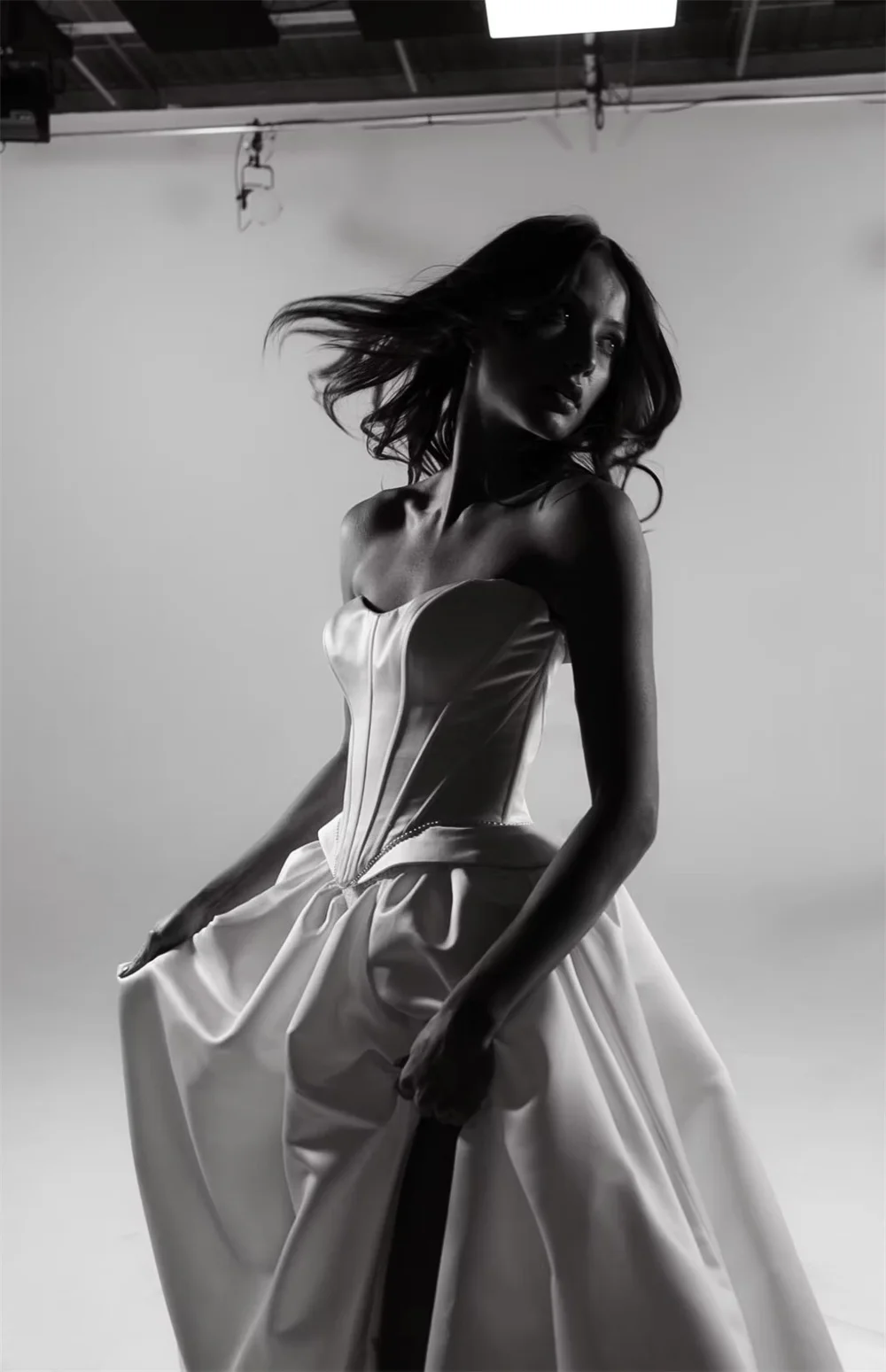 Tokyo Customized Elegant Strapless Wedding Dresses Sleeveless A-Line Satin Bridal Gowns 2025 White Court Train Wedding Gowns