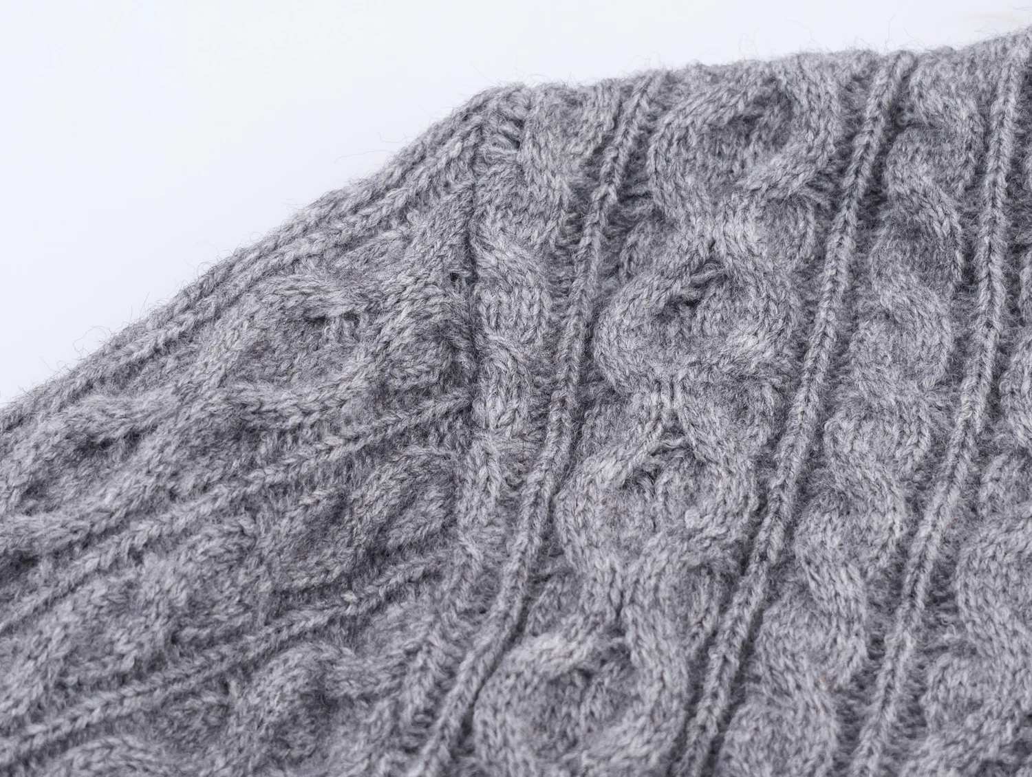 Europejski i amerykański styl, nowa kolekcja jesień-zima 2025, modny, elegancki sweter z dzianiny o sześcio- lub ośmiowarstwowej strukturze, ozdobiony biżuteryjnie dekoltem.