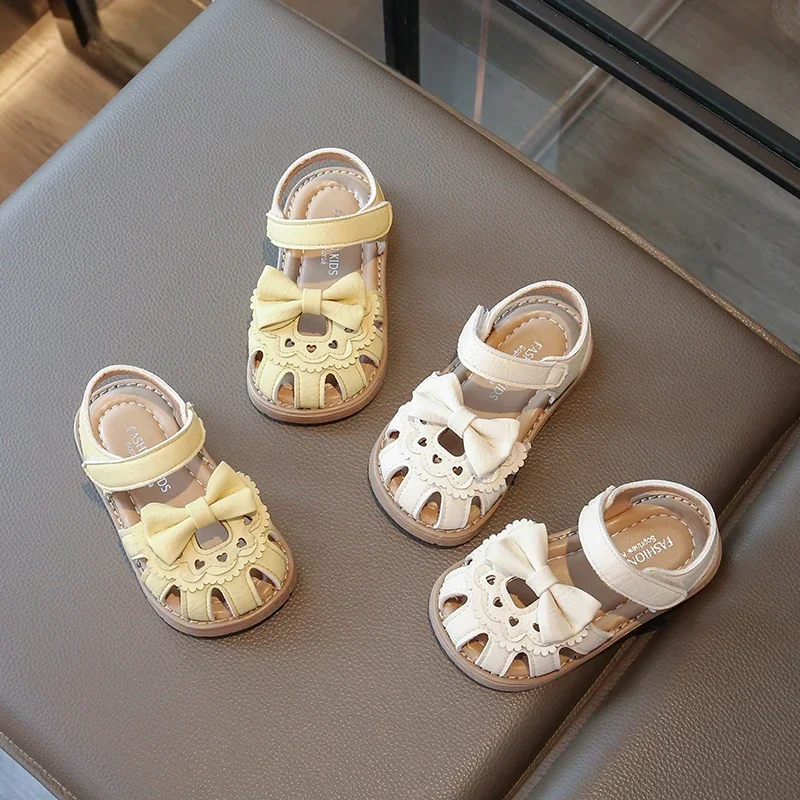 

Милые сандалии с бантом для девочек, летние детские модные полые пляжные сандалии с рюшами на краях, школьные детские сандалии принцессы на плоской подошве