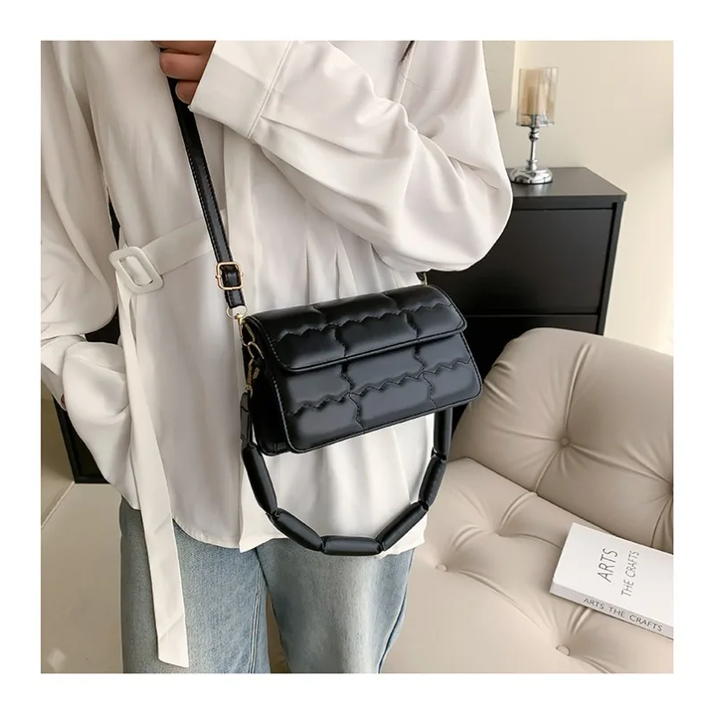 Trend Texture Messenger Women's Bag 2024 New Personality Bag Foreign Style Fashion Texture Sewing Line Small Square Bag