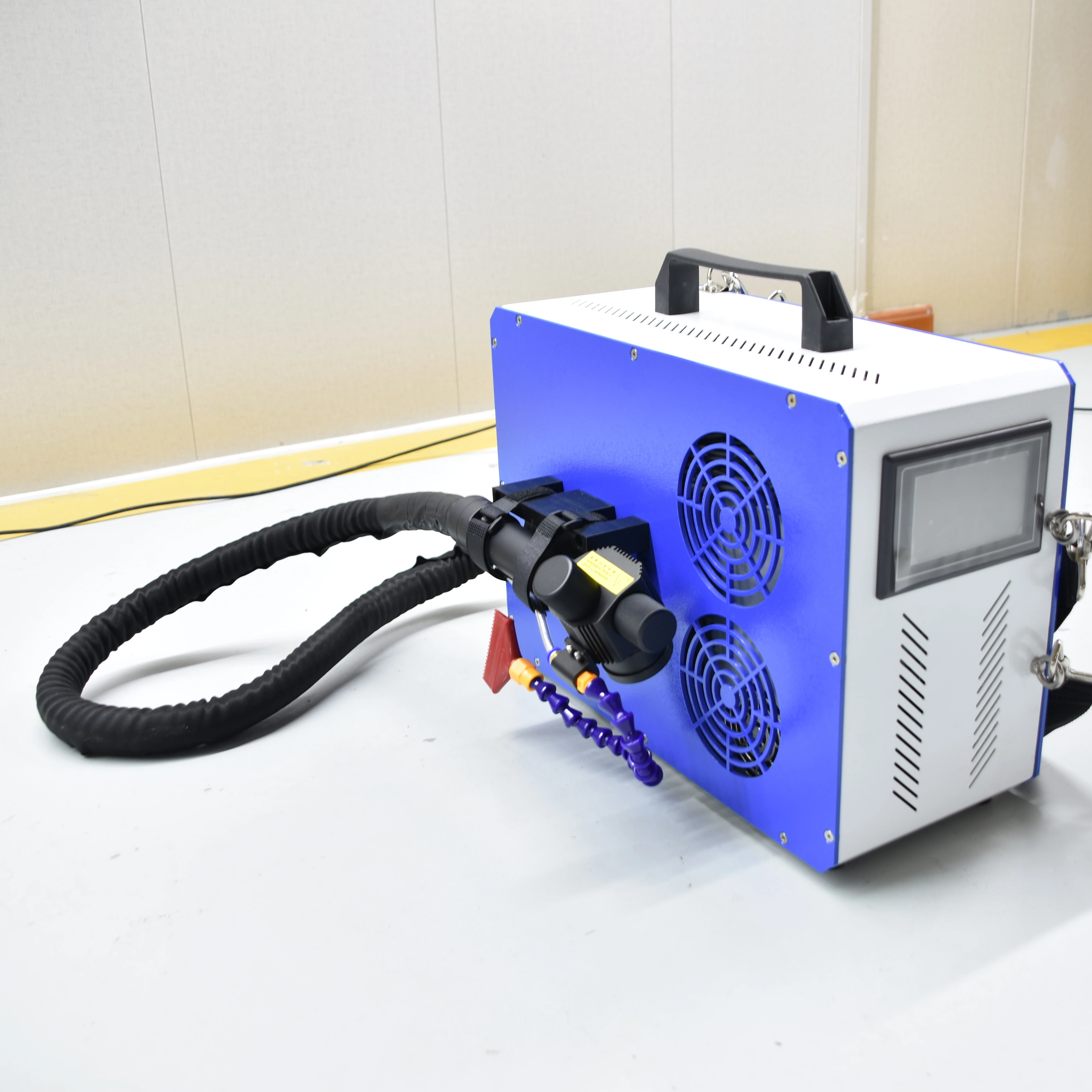 Industrial Backpack Pulse Fiber Laser Cleaner 100W 200W, Adjustable Pulse Energy Laser Cleaning Machine For Wood