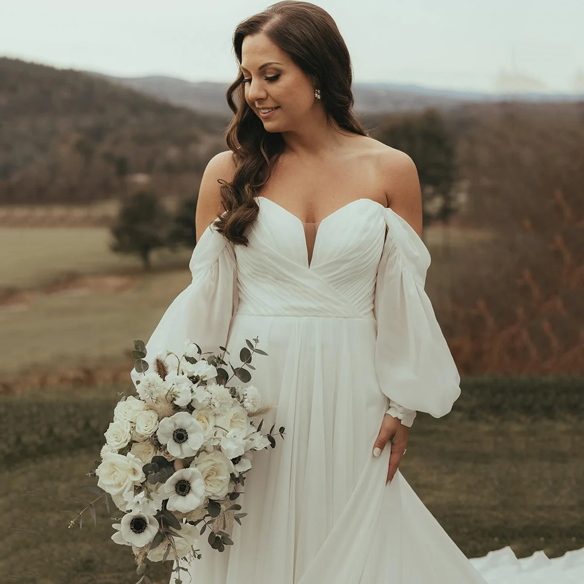 Vestidos de novia con mangas largas de burbuja y escote en forma de corazón con abertura larga, vestido de novia con falda plisada fruncida de gasa personalizada