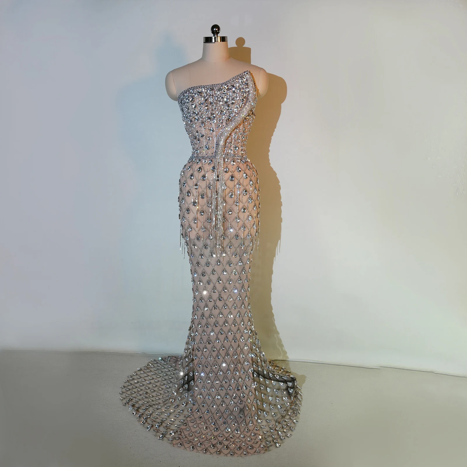 

A Sexy And Luxurious Silver Crystal Dress Beaded Chiffon Birthday Partyclub Dress Wedding Dress Celebrity Red Carpet Dance Dress