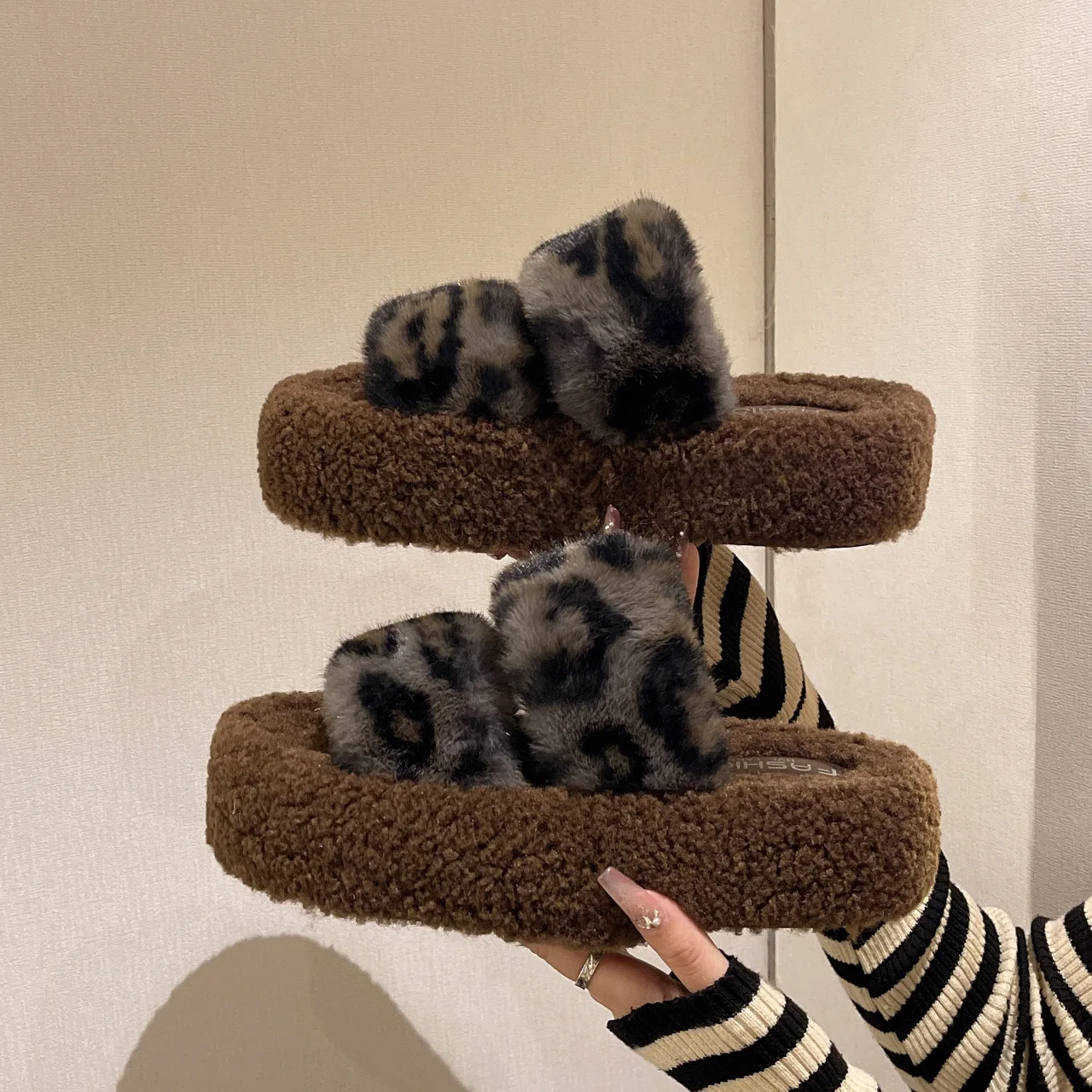 Leopard Shoes Flock Med Plush Slippers For Adults Platform Slides Winter Footwear Fashion Slippers Women Fur Luxury 2024 Flat