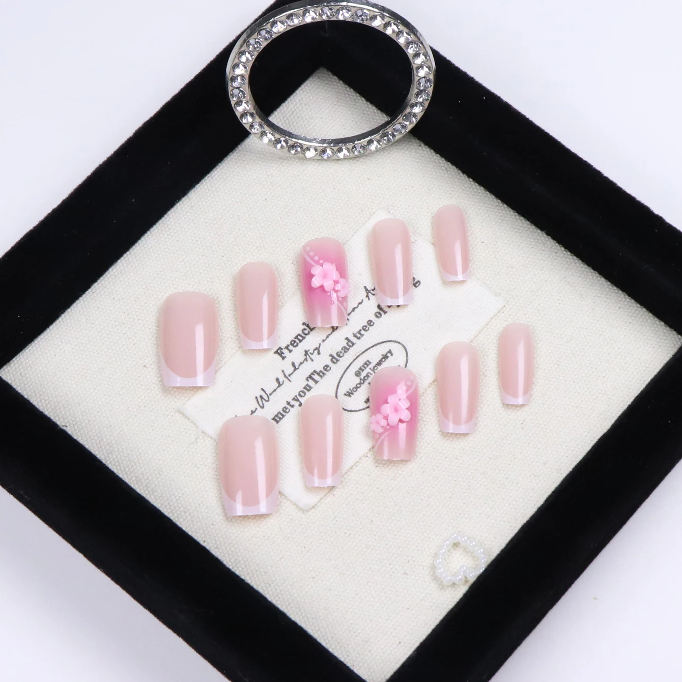 10 قطع من الأظافر القصيرة المربعة ذات الحواف البيضاء الفرنسية المضغوطة يدويًا مع تصميم زهرة وردية، أظافر عارية مصممة بذكاء وأظافر مزيفة