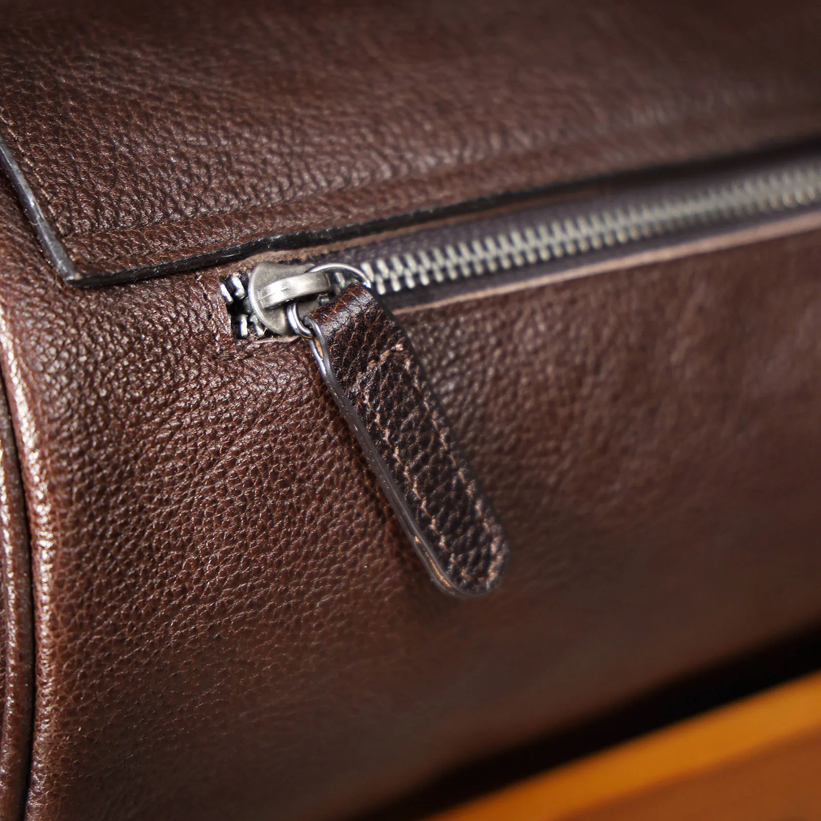 Echte Leder-Umhängetasche für Herren, Zylindertasche, schlicht, aus hochwertigem, pflanzlich gegerbtem Rindsleder, modisch und lässig – Detail 12