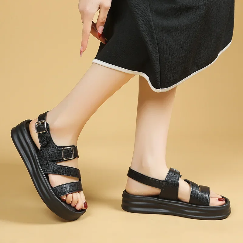 أحذية نسائية موضة 2025 صنادل بكعب بيج بفم ضحل مفتوح من الأمام وحزام بإبزيم متوسط فاخر أسود صيفي جديد ربيعي مسطح منخفض P