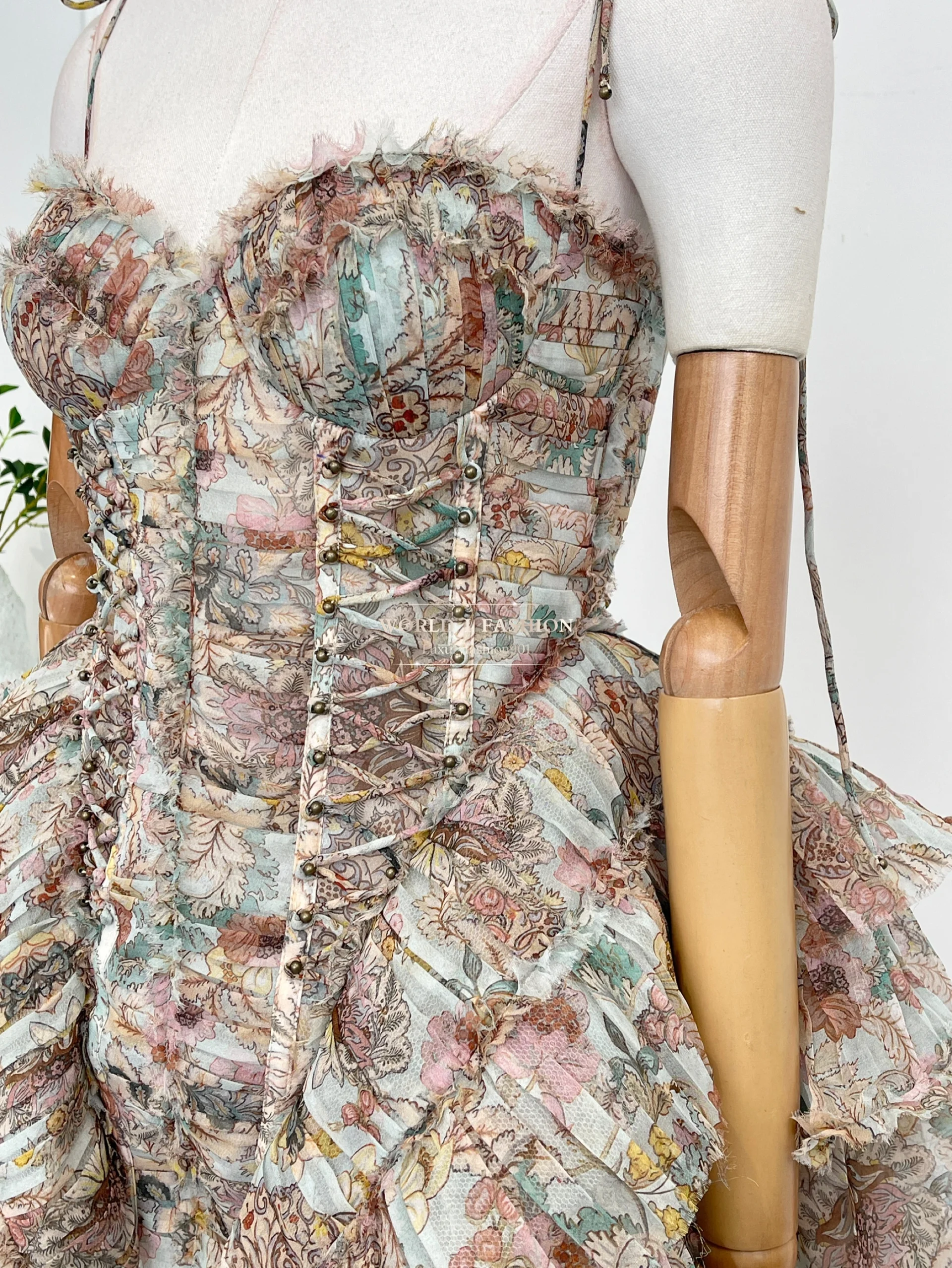 Damen-Minikleid mit mehrfarbigem Blumendruck, ärmellos, Rüschensaum, rückenfrei