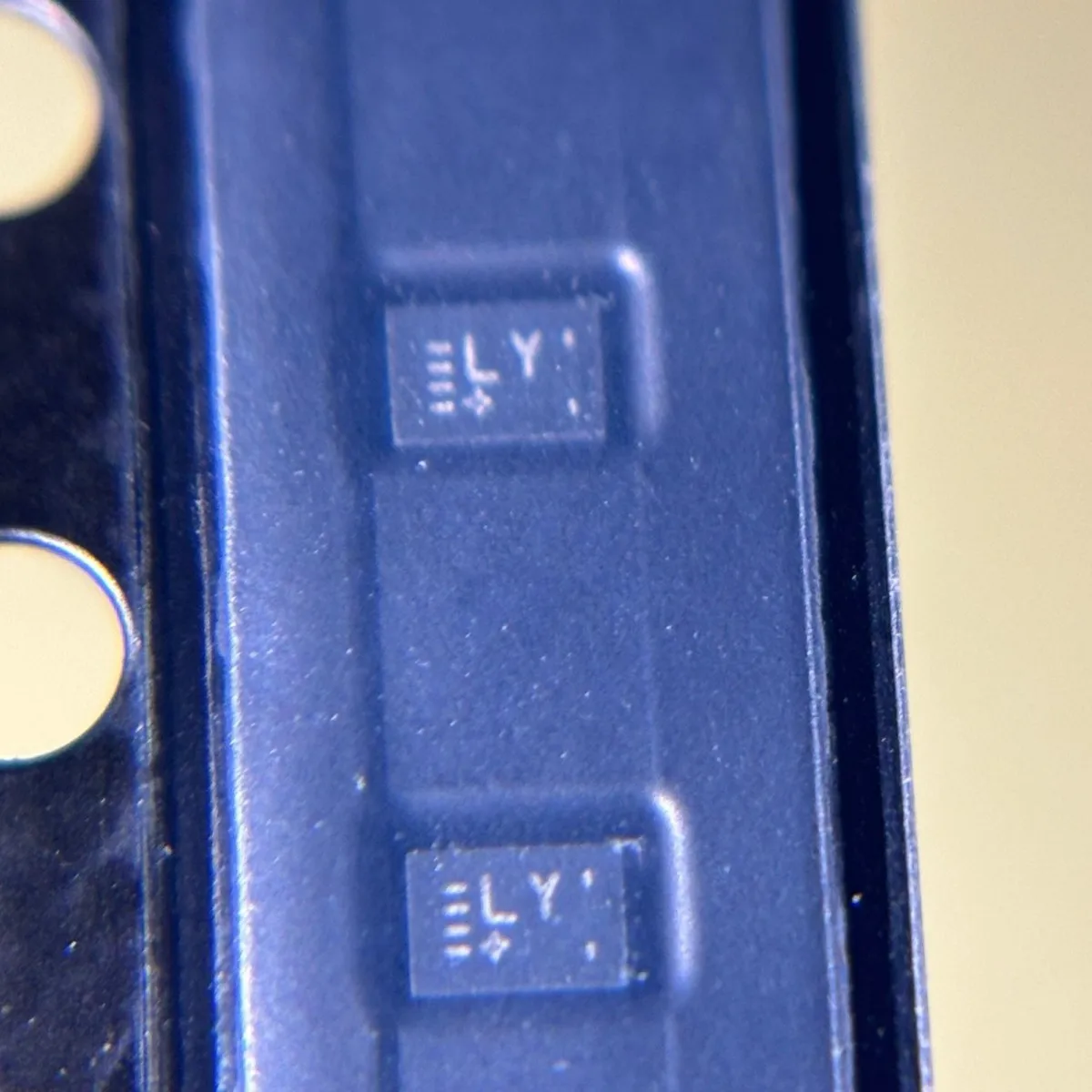 

MAX2659ELT+T RF low-noise Amplifier DFN-6(1x1.5), silk-screened LY original genuine product IC chip integrated circuit