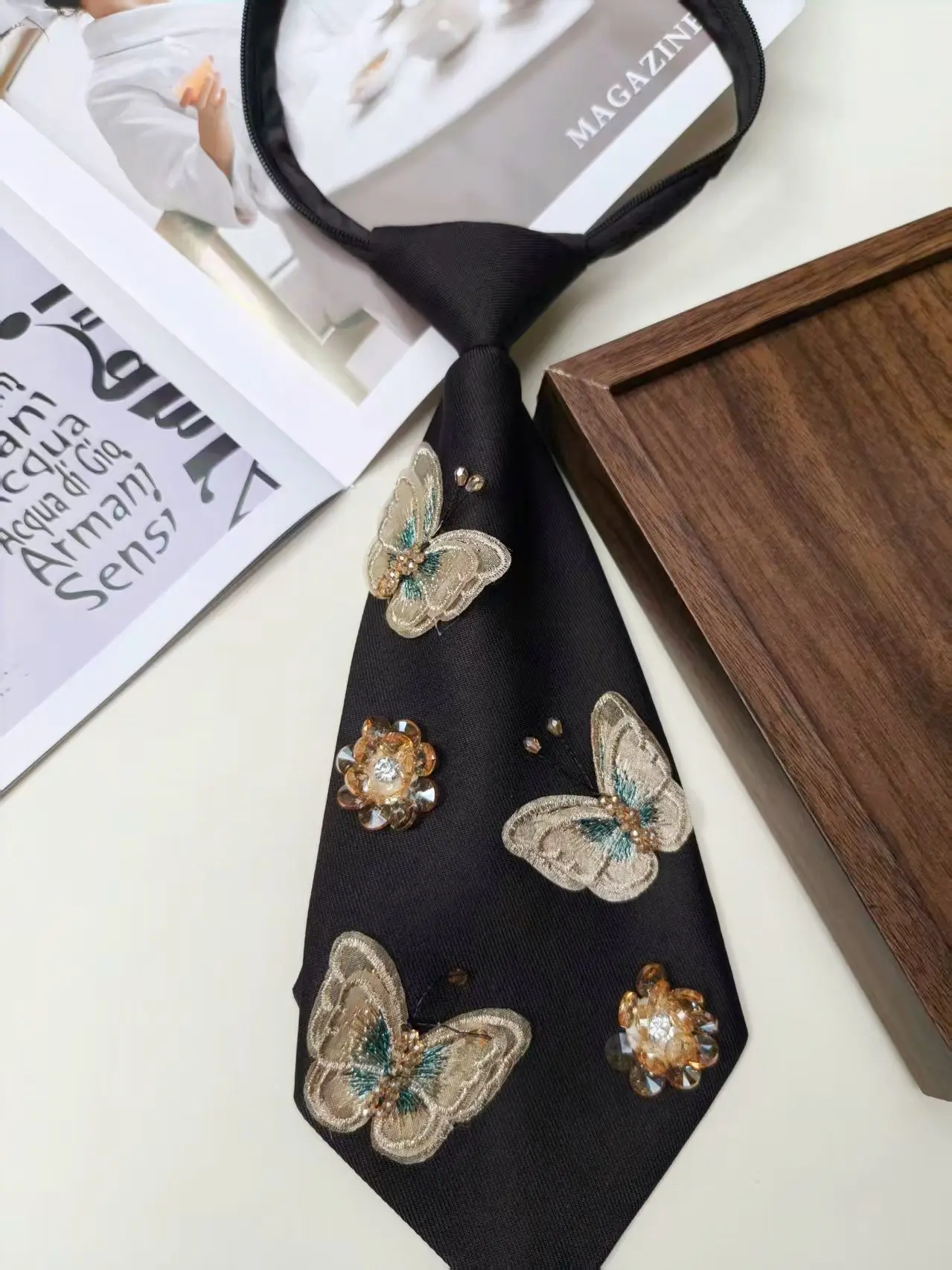 New Black Fabric No-Tie Tie with Heavy Embroidery, Butterfly Crystal Rhinestone Flowers, Hand-Beaded Narrow Style Lazy Tie for Women and Men, Jk Chinese Style Shirt, Photo Shoot, Performance, Adjustable Neck Accessory