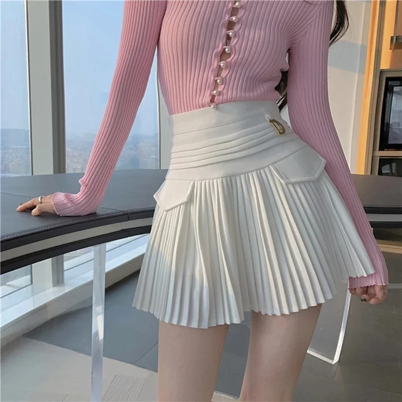 

Zwarte Geplooide Rokken Vrouwen Hoge Taille Mini Rok Metalen Letter D Ontwerp A-lijn Clubwear Koreaanse Sexy Streetwear Tonen Ca