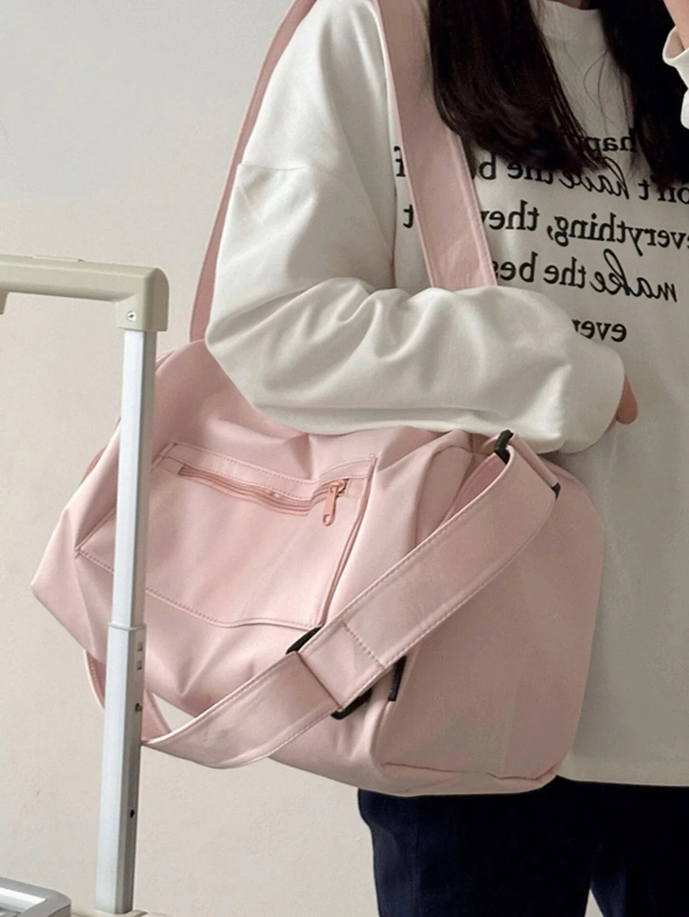 في عام 2024، تم تصميم الموضة الكلاسيكية الجديدة للجوكر بلون سادة وسعة كبيرة وجيوب متعددة مع سماعات الأذن