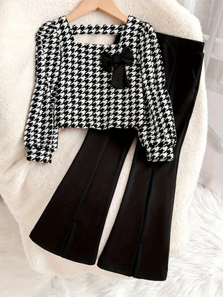 

Комплект из двух предметов для девочек: топ с принтом «гусиная лапка» и бантом, с вырезом на спине + расклешенные брюки с разрезами на манжетах