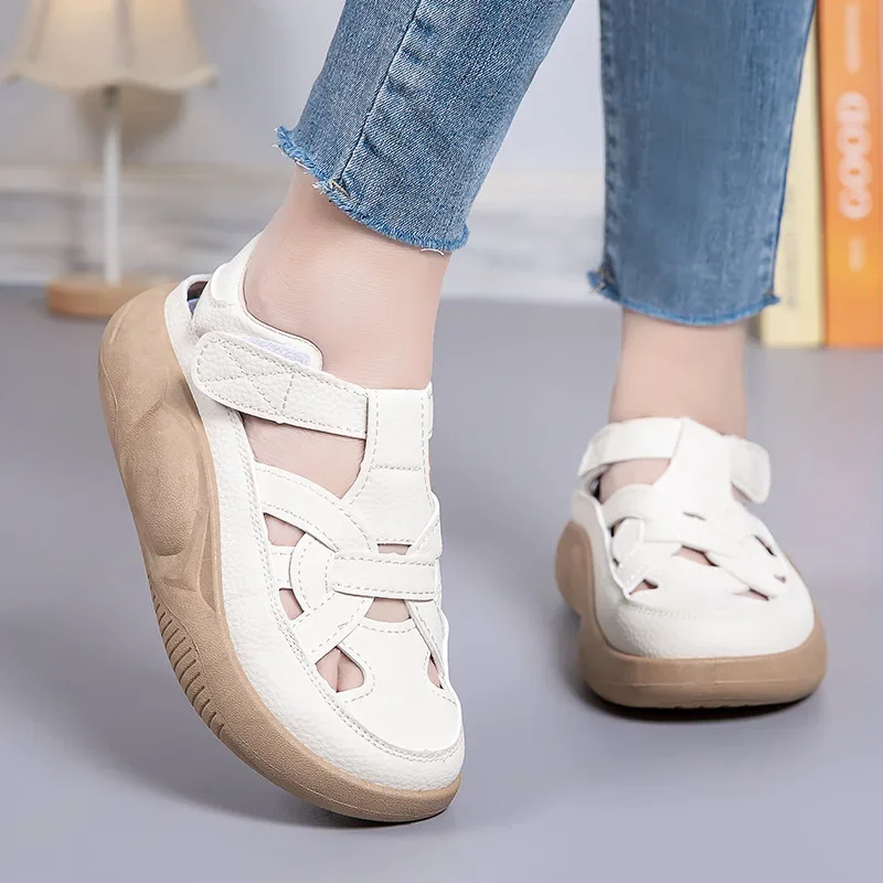 인기 있는 벨크로 여성용 두꺼운 바닥 샌들, 중공 부드러운 바닥 흰색 신발 여성용 통기성 스포츠 및 레저 신발