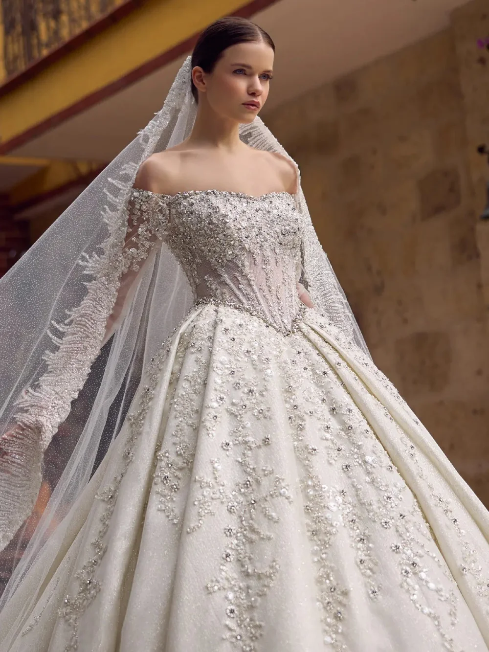 New Arrival Luxury Crystal Wedding Dress Glamorous Dazzling Beads Bridal Gown Customized Dreamy Ball Gown Long Dresses For Bride