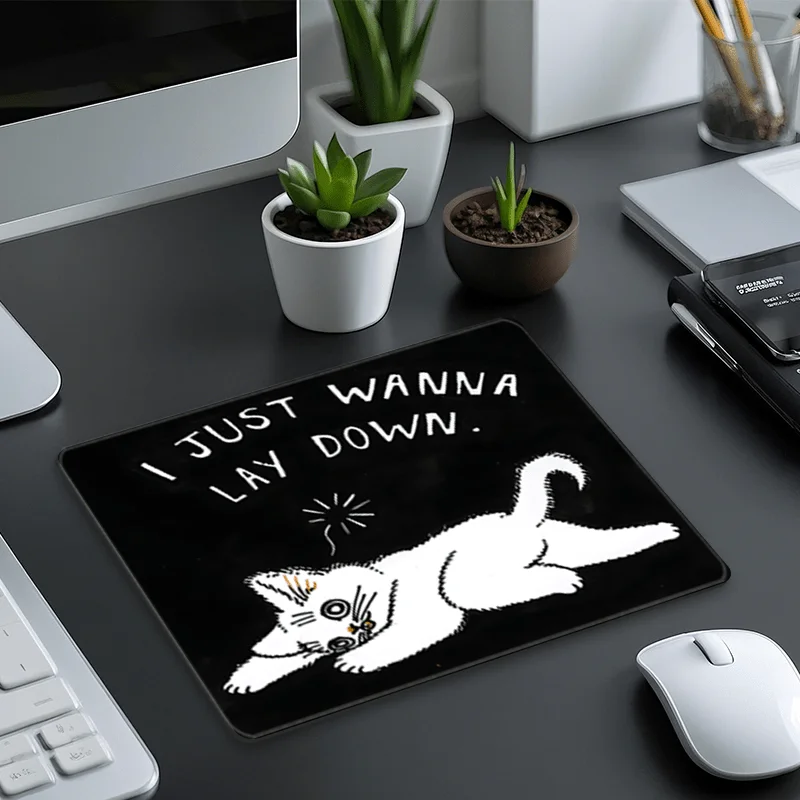 

The interesting "I Just Want to Lie Down" cat and mouse mat small square game and the anti-slip rubber base of the desk mat