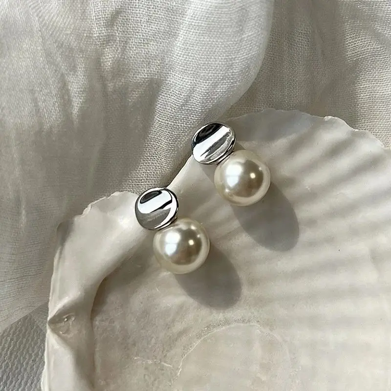 2023 New Arrival Simple Temperament Gray Pearl Stud Earrings for Women Fashion Silver Color Metal Drop Earring Jewelry Gifts