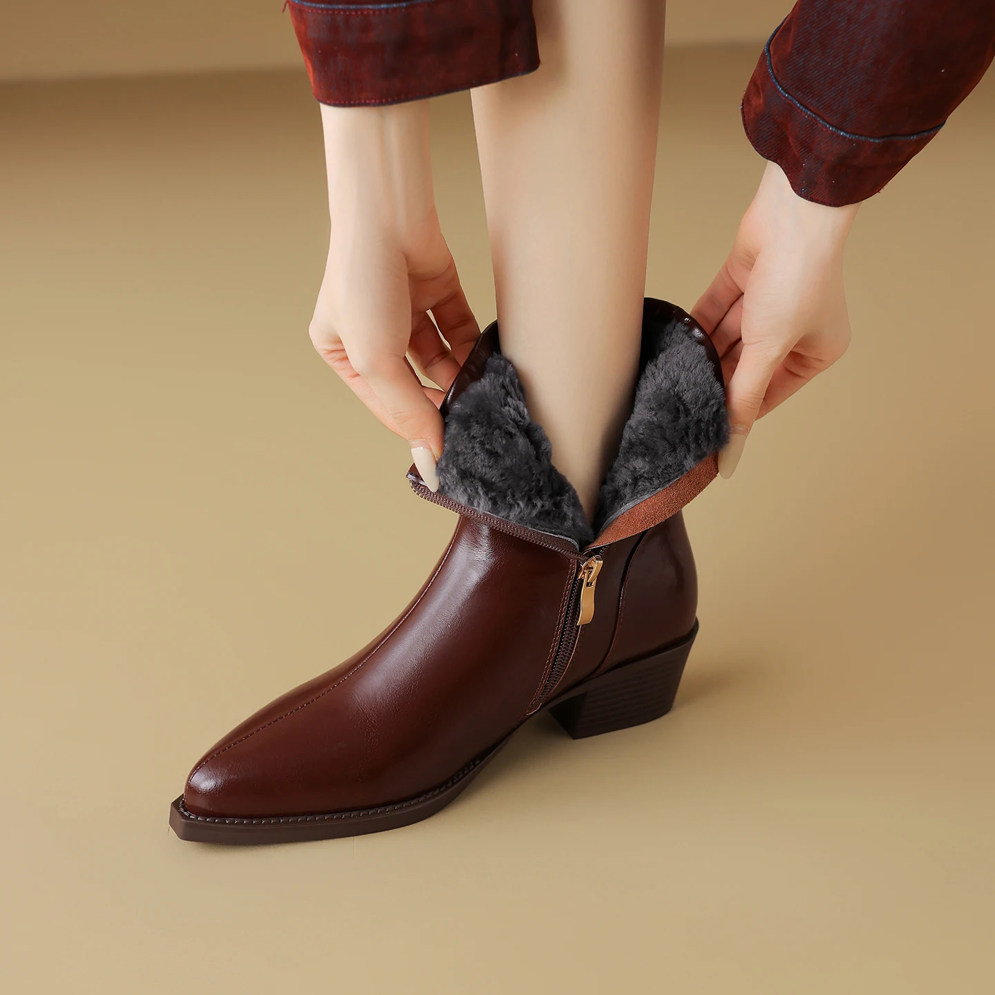 

2026 Новые женские ботильоны из натуральной кожи, короткие ботинки на высоком каблуке с пуантом, модные лаконичные офисные ботинки, теплая шерстяная обувь