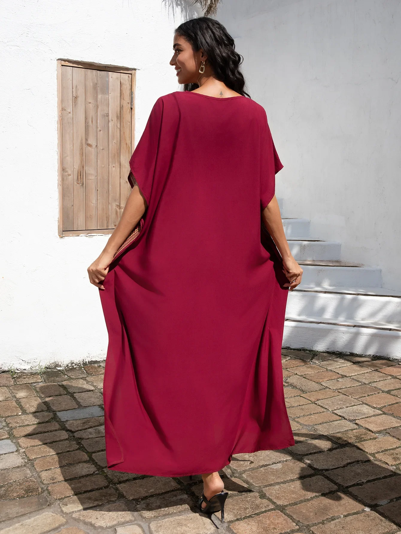 Robe longue brodée à col en V pour femmes, couvertures de maillots de bain, vêtements de plage ajustés, vêtements de protection solaire, bikini, document solide, nouveau, 2025